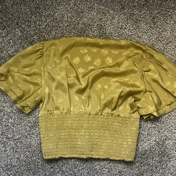 Urban outfitters green short sleeve silk crop top - Picture 2 of 3